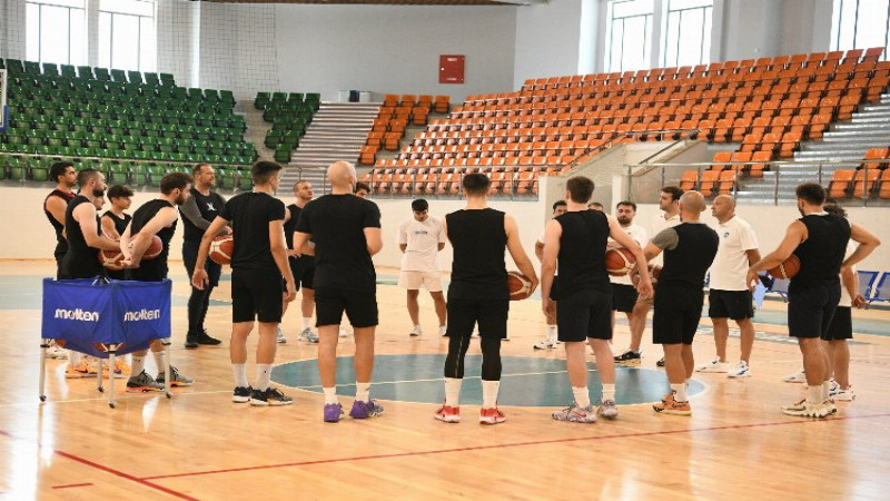 Basketbol takımı Çayırova'da sezonu açtı
