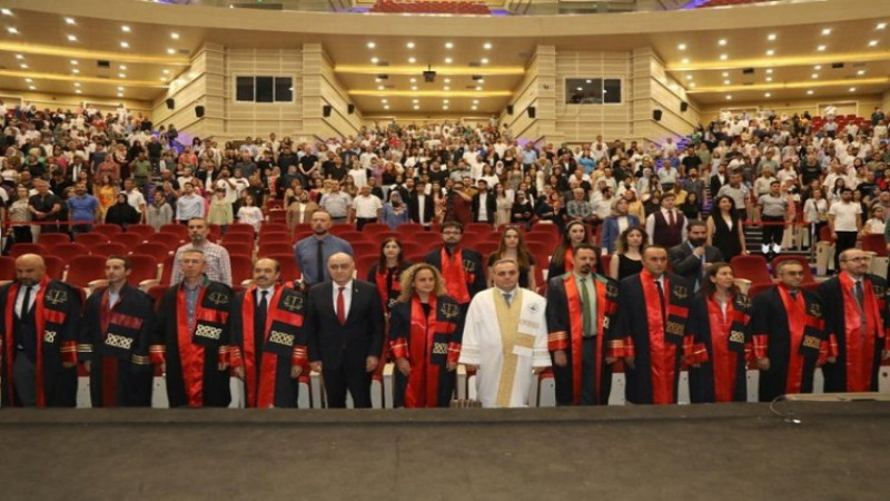 ERÜ Hukuk Fakültesi'nde mezuniyet sevinci